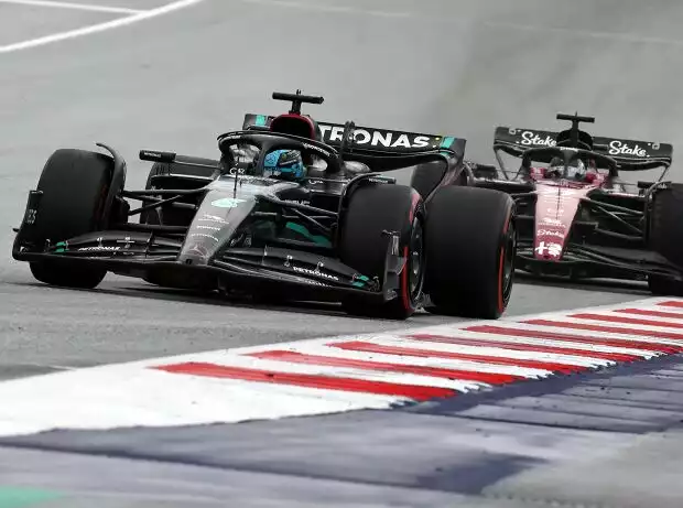 George Russell im Mercedes W14 auf Slicks vor Valtteri Bottas im Alfa Romeo auf Intermediates Titel-Bild zur News: George Russell im Mercedes W14 auf Slicks vor Valtteri Bottas im Alfa Romeo auf Intermediates