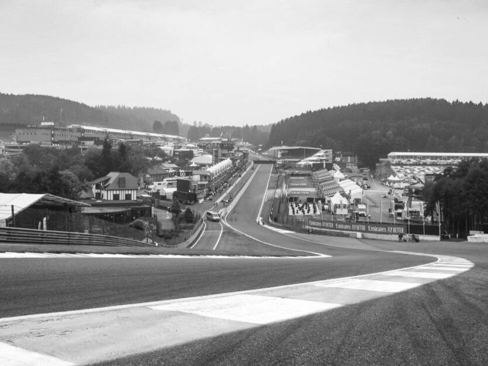 Blick von Raidillon und Eau Rouge auf die Rennstrecke in Spa-Francorchamps