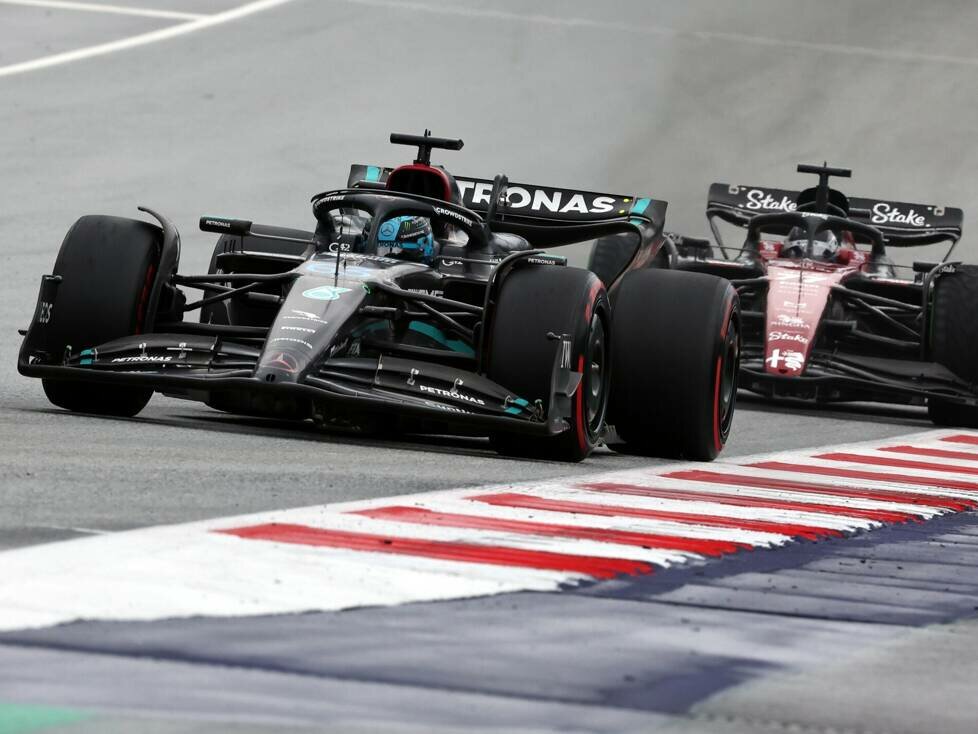 George Russell im Mercedes W14 auf Slicks vor Valtteri Bottas im Alfa Romeo auf Intermediates