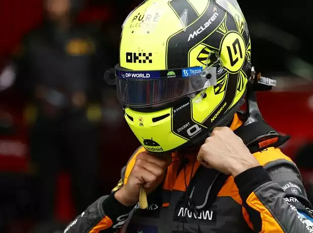 Lando Norris zieht seinen Formel-1-Fahrerhelm an in Österreich 2023 Titel-Bild zur News: Lando Norris zieht seinen Formel-1-Fahrerhelm an in Österreich 2023