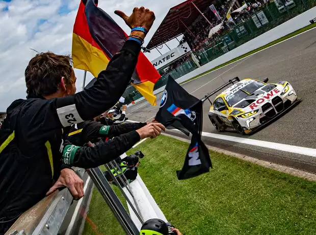 Zieldurchfahrt siegreicher Rowe-BMW bei den 24h Spa, Philipp Eng, Marco Wittmann, Nick Yelloly Titel-Bild zur News: Zieldurchfahrt siegreicher Rowe-BMW bei den 24h Spa, Philipp Eng, Marco Wittmann, Nick Yelloly