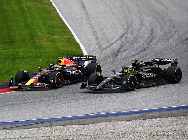 Sergio Perez (Red Bull RB19) vor Lewis Hamilton (Mercedes W14) beim Formel-1-Rennen in Österreich 2023 Titel-Bild zur News: Sergio Perez (Red Bull RB19) vor Lewis Hamilton (Mercedes W14) beim Formel-1-Rennen in Österreich 2023