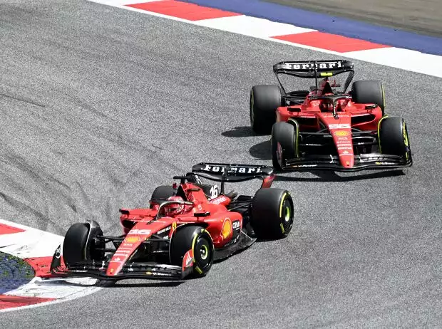 Titel-Bild zur News: Charles Leclerc vor Carlos Sainz (Ferrari SF-23) beim Formel-1-Rennen in ÖSterreich 2023