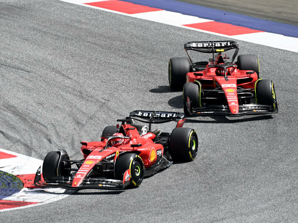 Charles Leclerc vor Carlos Sainz (Ferrari SF-23) beim Formel-1-Rennen in ÖSterreich 2023