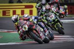 Alvaro Bautista führt nach dem Start vor Toprak Razgatlioglu und Jonathan Rea