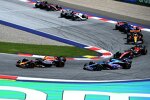 Guanyu Zhou (Alfa Romeo), Sergio Perez (Red Bull), Esteban Ocon (Alpine) und Oscar Piastri (McLaren) 