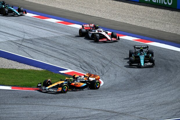 Lando Norris Fernando Alonso Nico Hülkenberg McLaren McLaren F1Aston Martin Aston Martin F1Haas Haas F1 ~Lando Norris (McLaren), Fernando Alonso (Aston Martin) und Nico Hülkenberg (Haas) ~ Lando Norris Fernando Alonso Nico Hülkenberg McLaren McLaren F1Aston Martin Aston Martin F1Haas Haas F1 ~Lando Norris (McLaren), Fernando Alonso (Aston Martin) und Nico Hülkenberg (Haas) ~