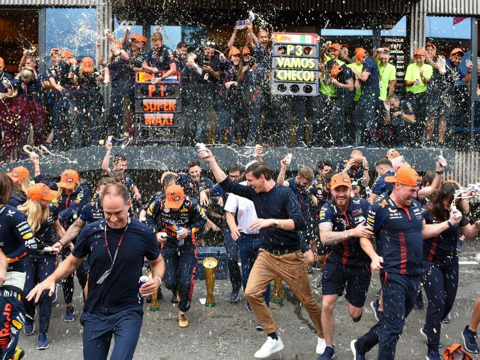 Partystimmung bei Red Bull mit Oliver Mintzlaff (links vorne) und Mark Mateschitz (Mitte)
