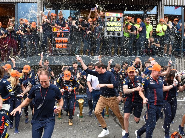 Partystimmung bei Red Bull mit Oliver Mintzlaff (links vorne) und Mark Mateschitz (Mitte) Partystimmung bei Red Bull mit Oliver Mintzlaff (links vorne) und Mark Mateschitz (Mitte)