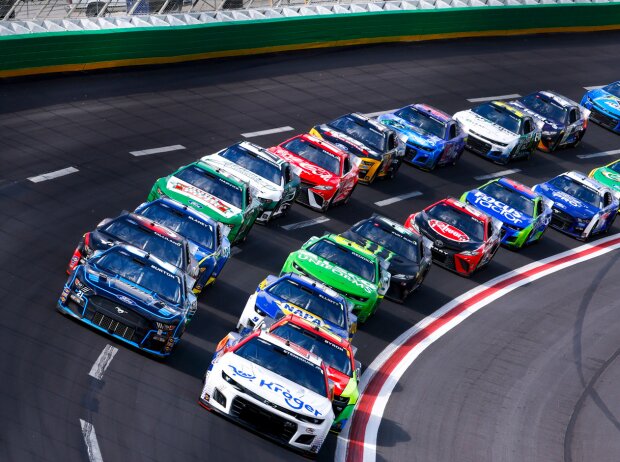 Titel-Bild zur News: NASCAR-Action auf dem Atlanta Motor Speedway