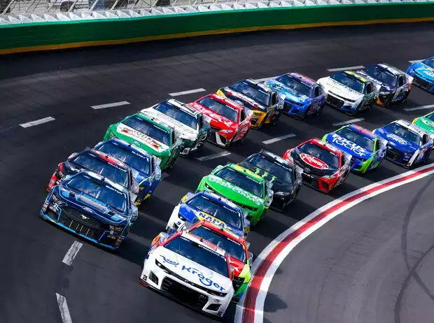 NASCAR-Action auf dem Atlanta Motor Speedway Titel-Bild zur News: NASCAR-Action auf dem Atlanta Motor Speedway