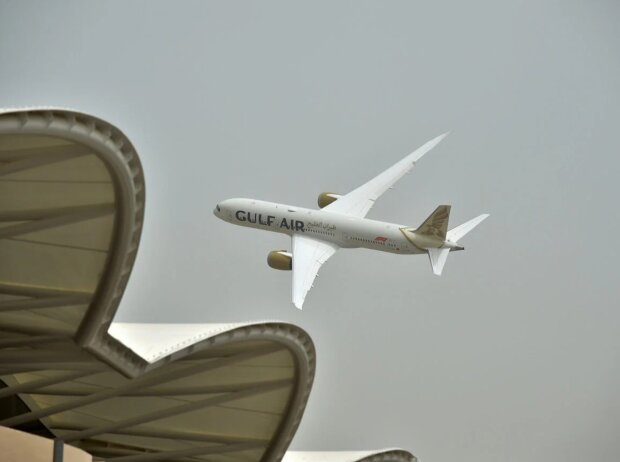 Titel-Bild zur News: Ein Flugzeug über der Formel-1-Rennstrecke von Bahrain