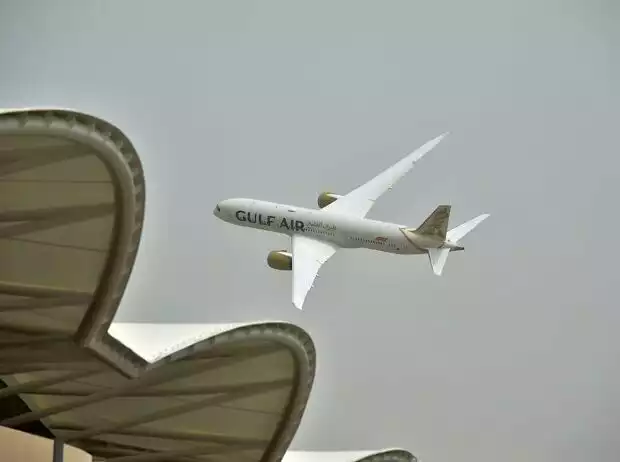 Ein Flugzeug über der Formel-1-Rennstrecke von Bahrain Titel-Bild zur News: Ein Flugzeug über der Formel-1-Rennstrecke von Bahrain