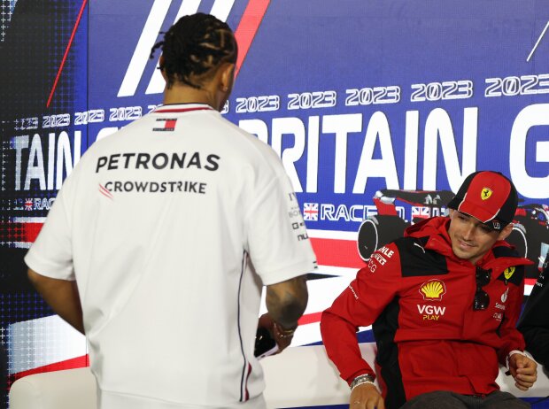 Titel-Bild zur News: Lewis Hamilton (Mercedes) kommt zur spät zur Pressekonferenz vor dem Formel-1-Rennen in Silverstone 2023