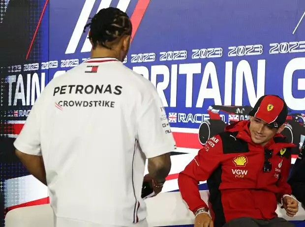 Lewis Hamilton (Mercedes) kommt zur spät zur Pressekonferenz vor dem Formel-1-Rennen in Silverstone 2023 Titel-Bild zur News: Lewis Hamilton (Mercedes) kommt zur spät zur Pressekonferenz vor dem Formel-1-Rennen in Silverstone 2023