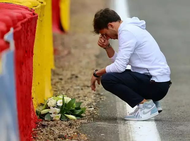 Titel-Bild zur News: Pierre Gasly an der Unfallstelle von Anthoine Hubert in Belgien