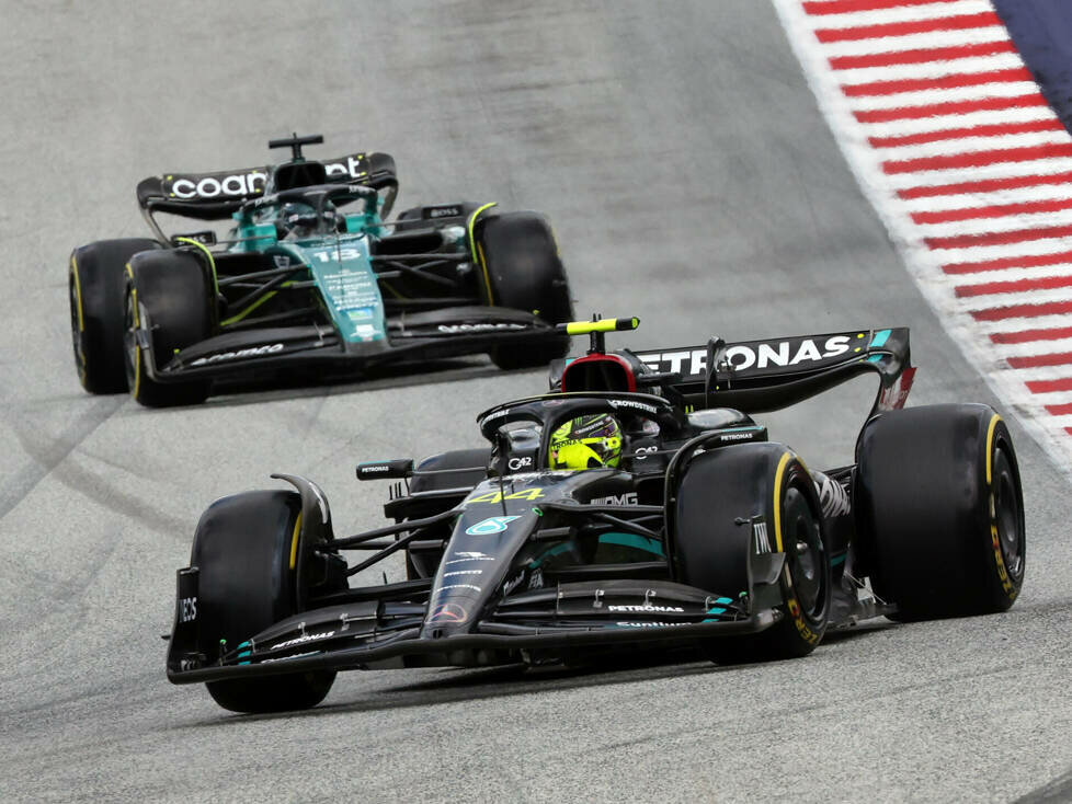 Lewis Hamilton (Mercedes W14) vor Lance Stroll (Aston Martin AMR23) beim Formel-1-Rennen in Österreich 2023