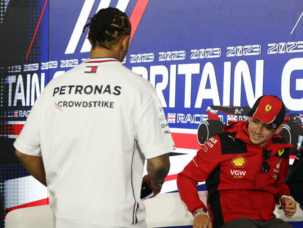 Lewis Hamilton (Mercedes) kommt zur spät zur Pressekonferenz vor dem Formel-1-Rennen in Silverstone 2023