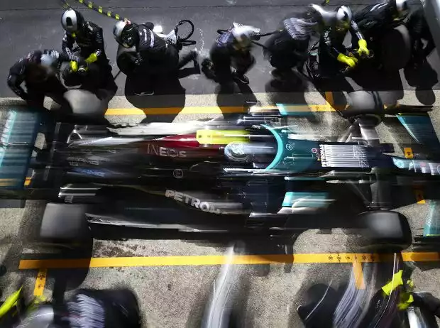 Boxenstopp bei Mercedes mit Valtteri Bottas im Formel-1-Auto Titel-Bild zur News: Boxenstopp bei Mercedes mit Valtteri Bottas im Formel-1-Auto