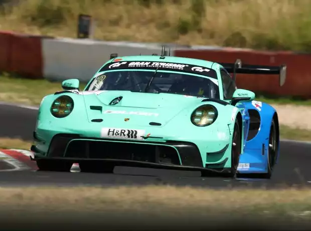 David Pittard und Joel Eriksson bescheren dem Porsche 911 GT3 R (992) den ersten Sieg auf der Nürburgring-Nordschleife Titel-Bild zur News: David Pittard und Joel Eriksson bescheren dem Porsche 911 GT3 R (992) den ersten Sieg auf der Nürburgring-Nordschleife