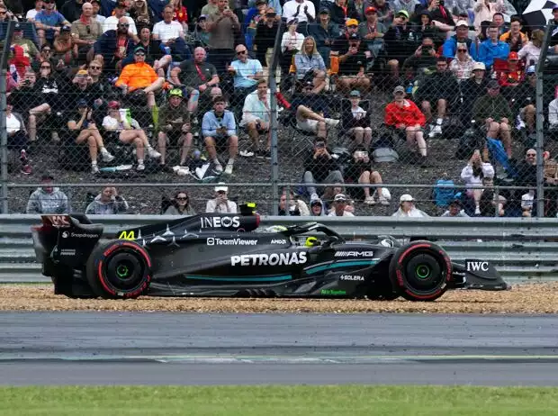 Lewis Hamilton im Kiesbett beim Formel-1-Qualifying in Silverstone 2023 Titel-Bild zur News: Lewis Hamilton im Kiesbett beim Formel-1-Qualifying in Silverstone 2023
