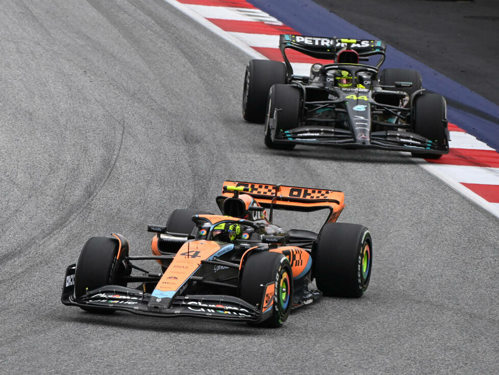 Lando Norris (McLaren MCL60) vor Lewis Hamilton (Mercedes W14) beim Formel-1-Rennen in Spielberg 2023
