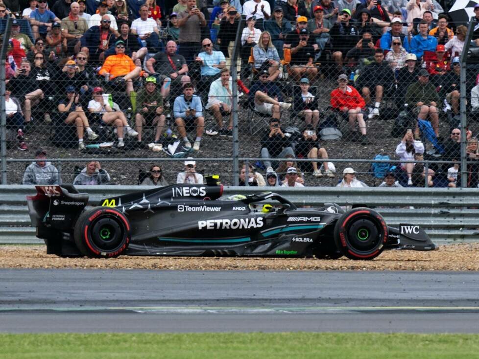 Lewis Hamilton im Kiesbett beim Formel-1-Qualifying in Silverstone 2023