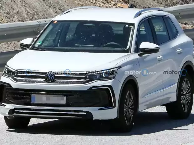 2024 VW Tiguan PHEV Erlkönig Titel-Bild zur News: 2024 VW Tiguan PHEV Erlkönig