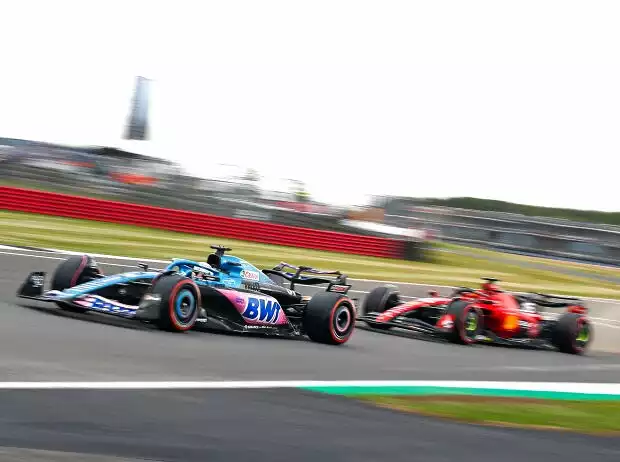Esteban Ocon (Alpine A523) vor Charles Leclerc (Ferrari SF-23) beim Formel-1-Qualifying in Silverstone 2023 Titel-Bild zur News: Esteban Ocon (Alpine A523) vor Charles Leclerc (Ferrari SF-23) beim Formel-1-Qualifying in Silverstone 2023