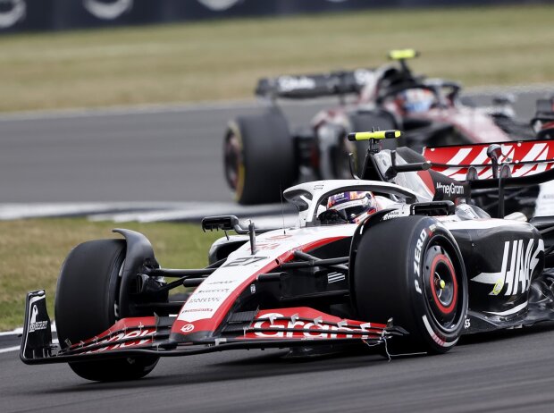 Titel-Bild zur News: Nico Hülkenberg im Haas VF-23 mit abgerissener Frontflügel-Endplatte im Formel-1-Rennen in Silverstone 2023