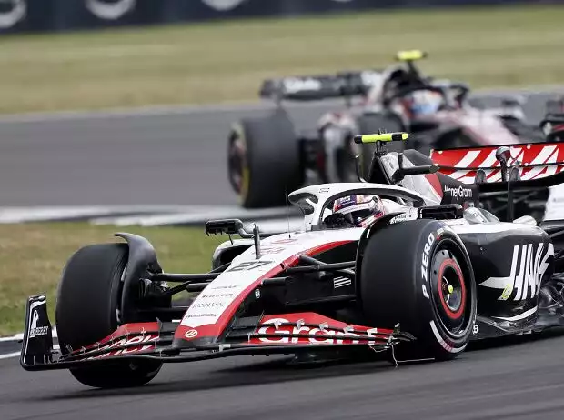Nico Hülkenberg im Haas VF-23 mit abgerissener Frontflügel-Endplatte im Formel-1-Rennen in Silverstone 2023 Titel-Bild zur News: Nico Hülkenberg im Haas VF-23 mit abgerissener Frontflügel-Endplatte im Formel-1-Rennen in Silverstone 2023