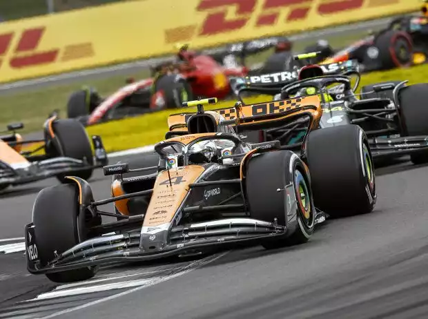Titel-Bild zur News: Lando Norris (McLaren MCL60) vor Lewis Hamilton (Mercedes W14) beim Formel-1-Rennen in Silverstone 2023