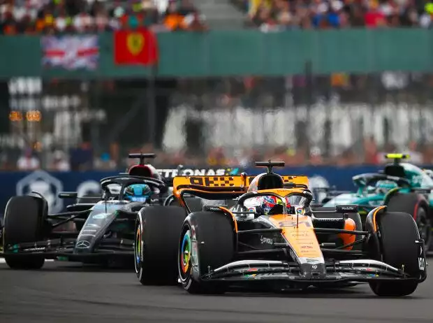 Oscar Piastri (McLaren MCL60) vor George Russell (Mercedes W14) beim Formel-1-Rennen in Silverstone 2023 Titel-Bild zur News: Oscar Piastri (McLaren MCL60) vor George Russell (Mercedes W14) beim Formel-1-Rennen in Silverstone 2023