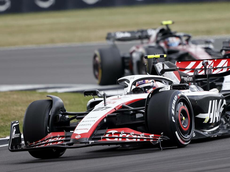 Nico Hülkenberg im Haas VF-23 mit abgerissener Frontflügel-Endplatte im Formel-1-Rennen in Silverstone 2023