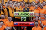 Zak Brown, Oscar Piastri (McLaren) und Lando Norris (McLaren) 