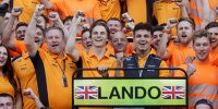 McLaren-Boss Zak Brown, die Fahrer und das Team bejubeln den Erfolg in Silverstone 2023