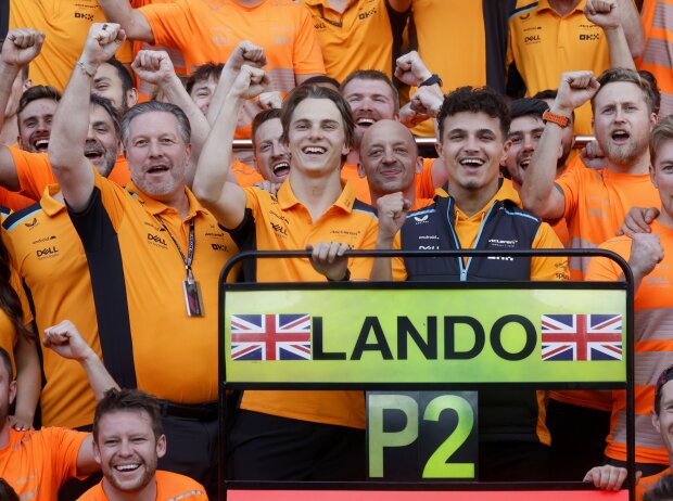 McLaren-Boss Zak Brown, die Fahrer und das Team bejubeln den Erfolg in Silverstone 2023 McLaren-Boss Zak Brown, die Fahrer und das Team bejubeln den Erfolg in Silverstone 2023