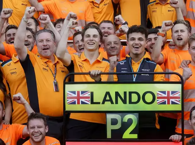 McLaren-Boss Zak Brown, die Fahrer und das Team bejubeln den Erfolg in Silverstone 2023 Titel-Bild zur News: McLaren-Boss Zak Brown, die Fahrer und das Team bejubeln den Erfolg in Silverstone 2023