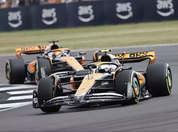 Lando Norris vor McLaren-Teamkollege Oscar Piastri beim Formel-1-Rennen in Silverstone 2023 Titel-Bild zur News: Lando Norris vor McLaren-Teamkollege Oscar Piastri beim Formel-1-Rennen in Silverstone 2023