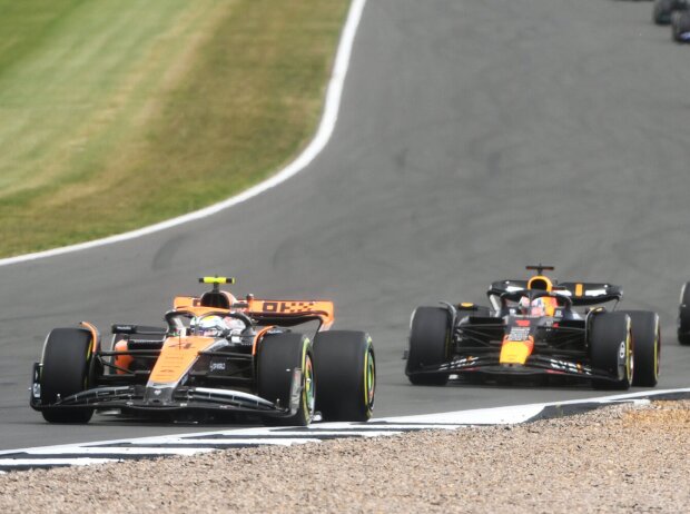 Titel-Bild zur News: Lando Norris (McLaren MCL60) vor Max Verstappen (Red Bull RB19) beim Formel-1-Rennen in Silverstone 2023