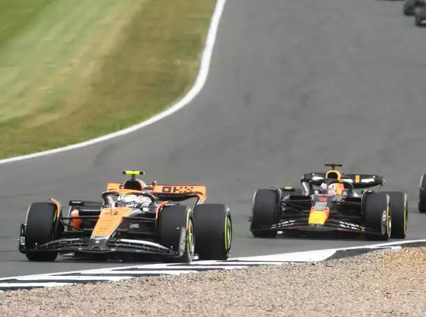 Lando Norris (McLaren MCL60) vor Max Verstappen (Red Bull RB19) beim Formel-1-Rennen in Silverstone 2023 Titel-Bild zur News: Lando Norris (McLaren MCL60) vor Max Verstappen (Red Bull RB19) beim Formel-1-Rennen in Silverstone 2023