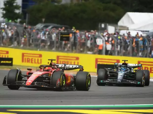 Titel-Bild zur News: Charles Leclerc (Ferrari SF-23) vor George Russell (Mercedes W14) beim Formel-1-Rennen in Spielberg 2023