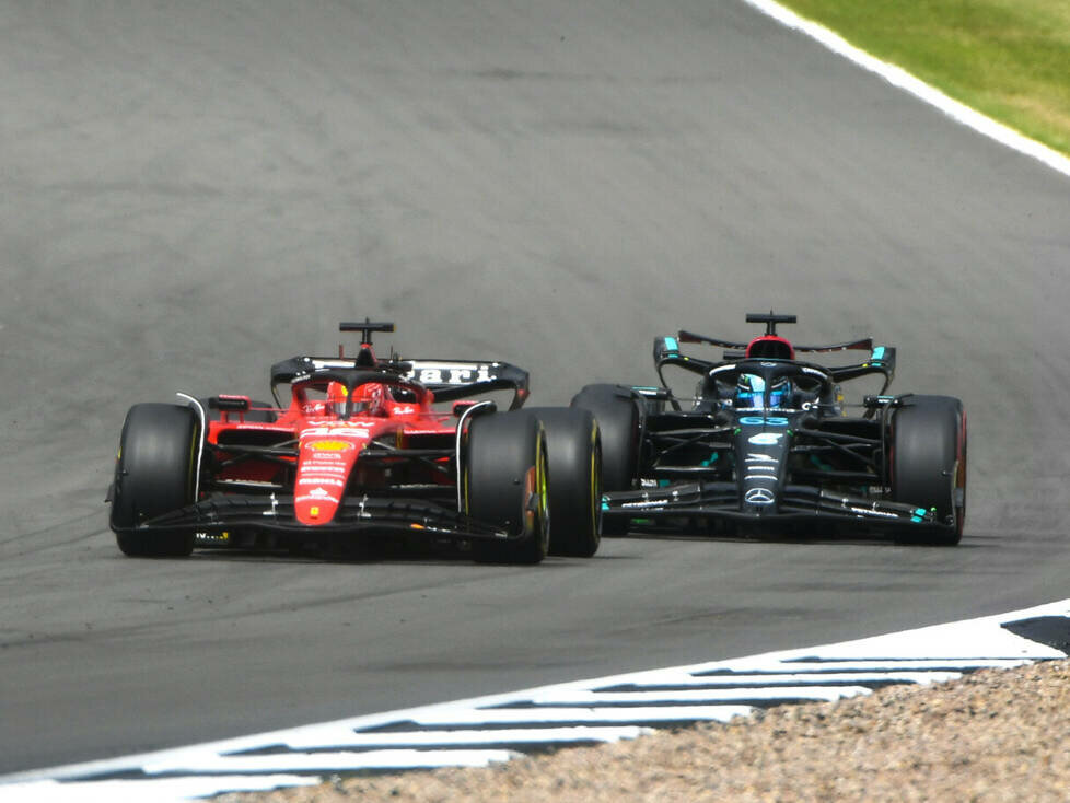 Charles Leclerc (Ferrari SF-23) vor George Russell (MErcedes W14) beim Formel-1-Rennen in Silverstone 2023