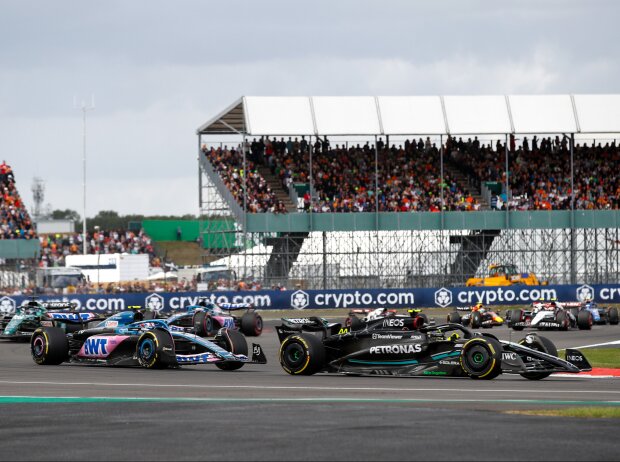 Titel-Bild zur News: Lewis Hamilton (Mercedes W14) vor Pierre Gasly (Alpine A523) beim Formel-1-Rennen in SIlverstone 2023