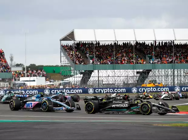 Lewis Hamilton (Mercedes W14) vor Pierre Gasly (Alpine A523) beim Formel-1-Rennen in SIlverstone 2023 Titel-Bild zur News: Lewis Hamilton (Mercedes W14) vor Pierre Gasly (Alpine A523) beim Formel-1-Rennen in SIlverstone 2023