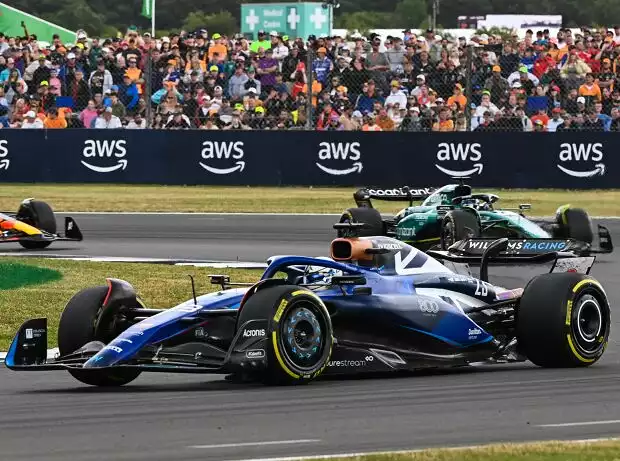 Alexander Albon (Williams FW45) vor Lance Stroll (Aston Martin AMR23) beim Formel-1-Rennen in Silverstone 2023 Titel-Bild zur News: Alexander Albon (Williams FW45) vor Lance Stroll (Aston Martin AMR23) beim Formel-1-Rennen in Silverstone 2023