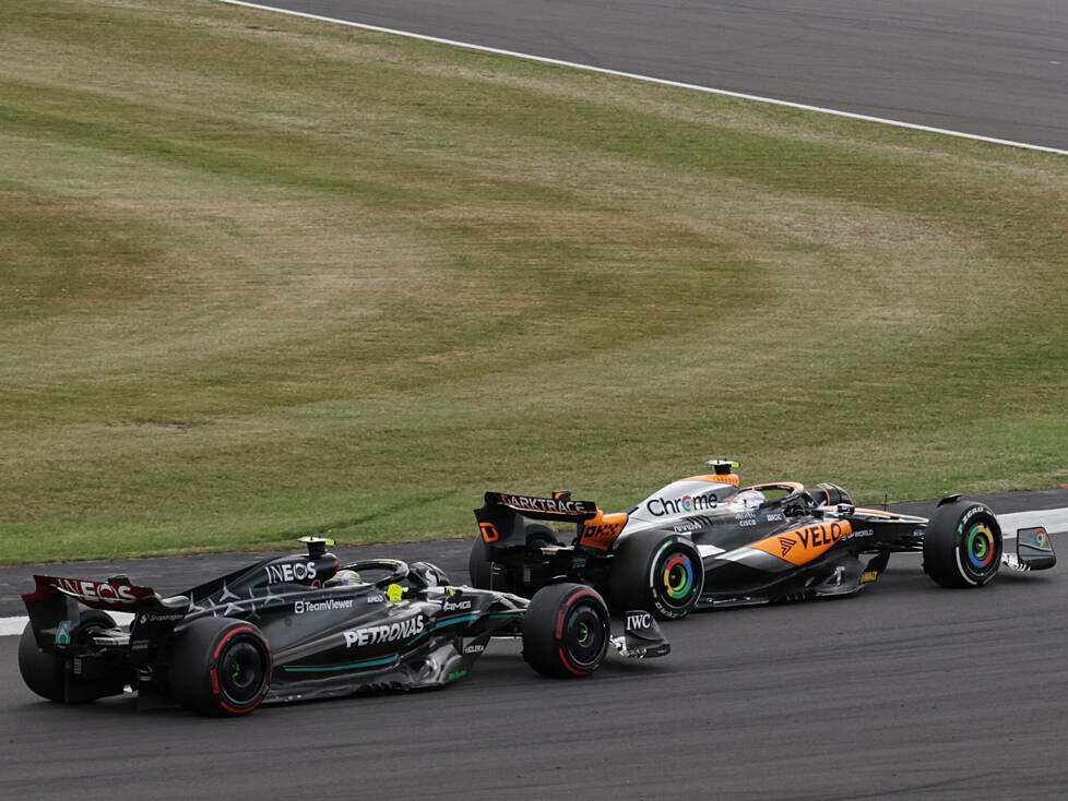 Lando Norris (McLaren MCL60) vor Lewis Hamilton (Mercedes W14) beim Formel-1-Rennen in Silverstone 2023