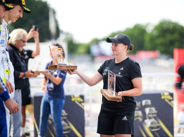 Jessica May, Spielerin der 1. FC Nürnberg Damenmannschaft, überreicht am Samstag den Pokal für den dritten Platz