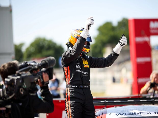 Elias Seppänen kletterte an der Beifahrerseite aus dem Cockpit seines Mercedes-AMG GT3