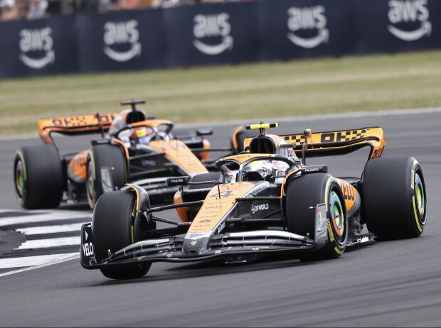 Lando Norris vor McLaren-Teamkollege Oscar Piastri beim Formel-1-Rennen in Silverstone 2023